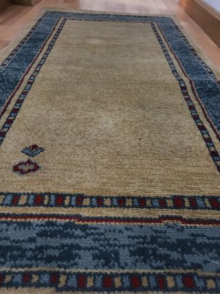 Alfombra beige y azul 