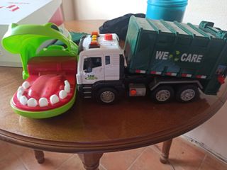 Camión de basura juguete y cocodrilo