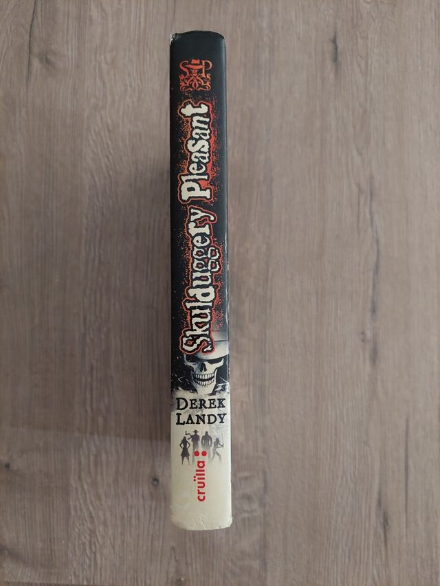 Skulduggery Pleasant (Detective esqueleto) (Cat...