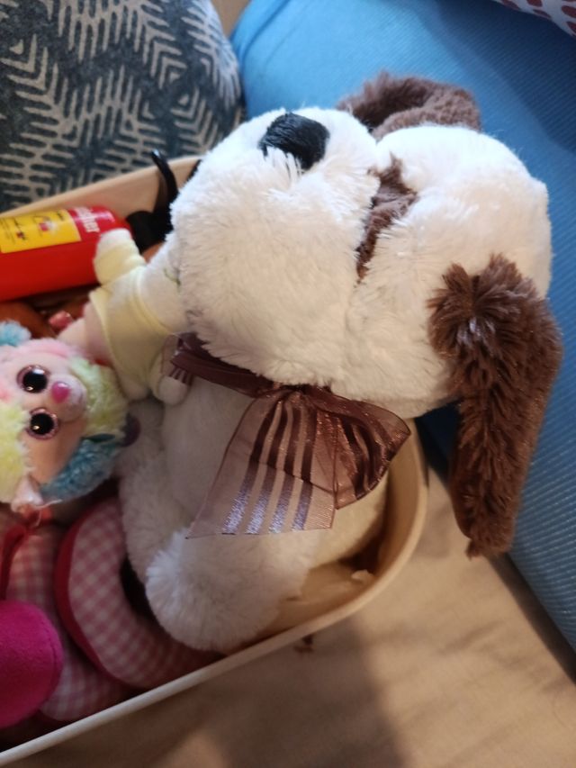 Cesta con peluches - 5 juguetes