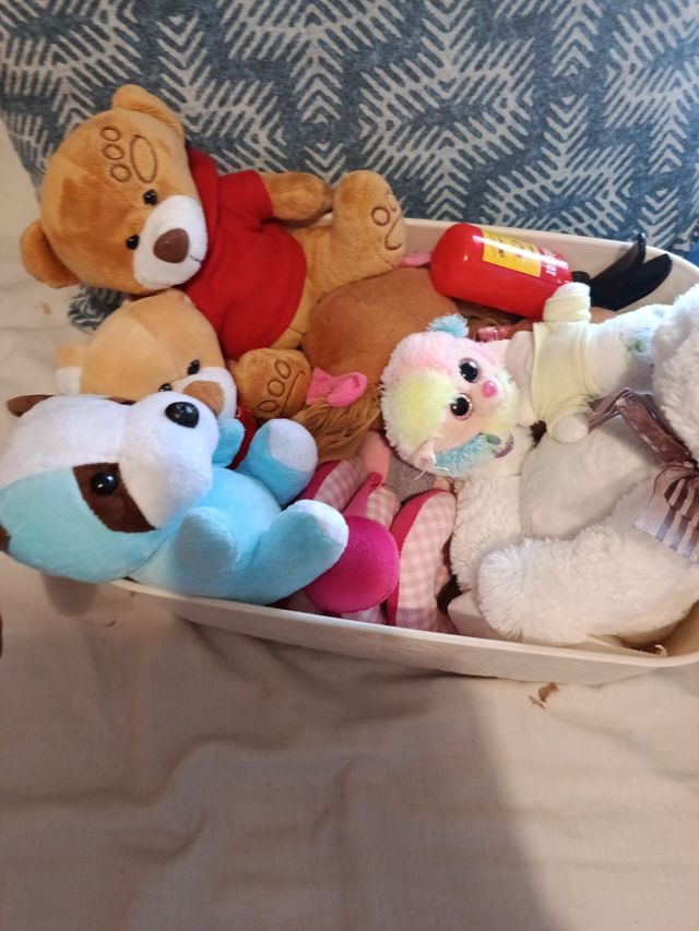 Cesta con peluches - 5 juguetes