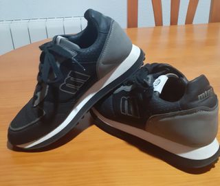 Zapatillas deportivas negras y grises