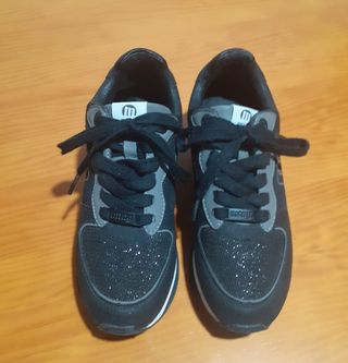 Zapatillas deportivas negras y grises