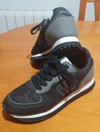 Zapatillas deportivas negras y grises