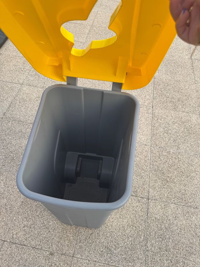 Cubo basura plástico gris-amarillo