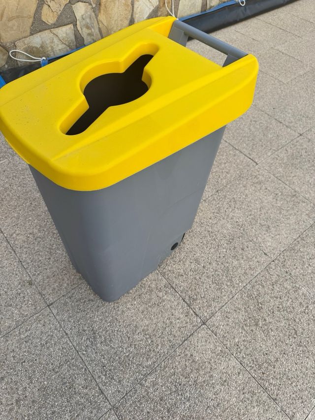 Cubo basura plástico gris-amarillo