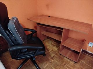 Escritorio robusto,2-3 pantallas con silla girato