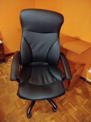 Escritorio robusto,2-3 pantallas con silla girato