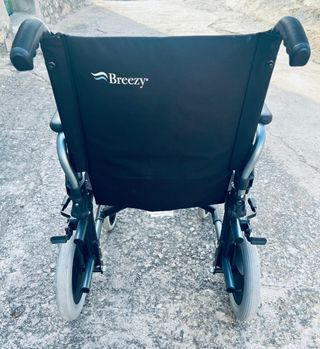 Silla ruedas negra con ruedas marca Breezy