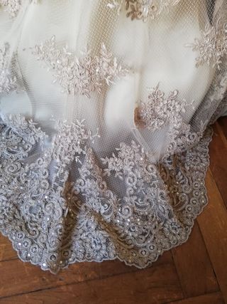 Vestido novia beige y blanco