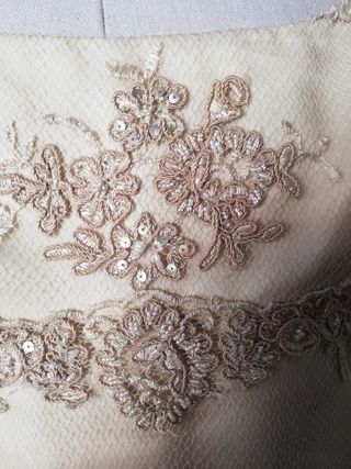 Vestido novia beige y blanco