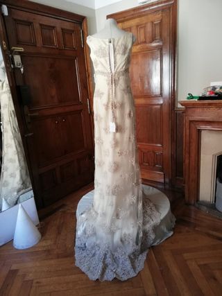 Vestido novia beige y blanco