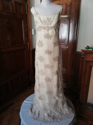 Vestido novia beige y blanco