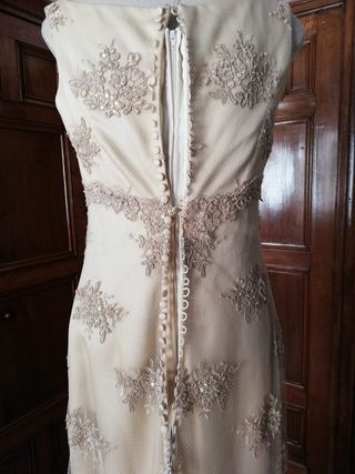 Vestido novia beige y blanco