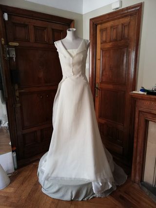 Vestido novia beige y blanco