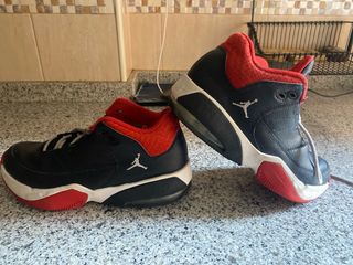 Zapatillas Nike Jordan rojas y negras
