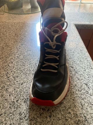 Zapatillas Nike Jordan rojas y negras
