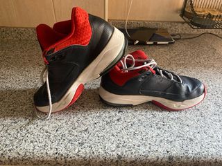 Zapatillas Nike Jordan rojas y negras