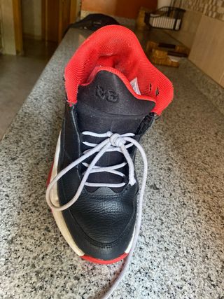 Zapatillas Nike Jordan rojas y negras