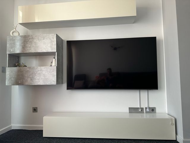 Mueble TV moderno gris y blanco