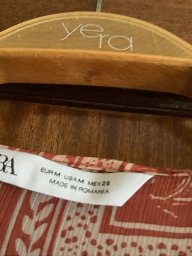 Kaftán Zara rojo con puño en mangas