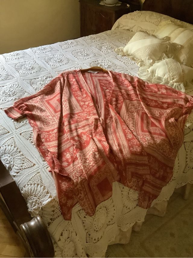 Kaftán Zara rojo con puño en mangas