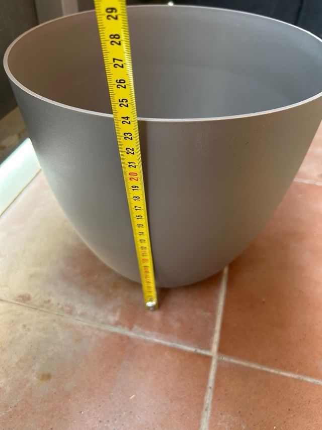 Macetero gris plástico