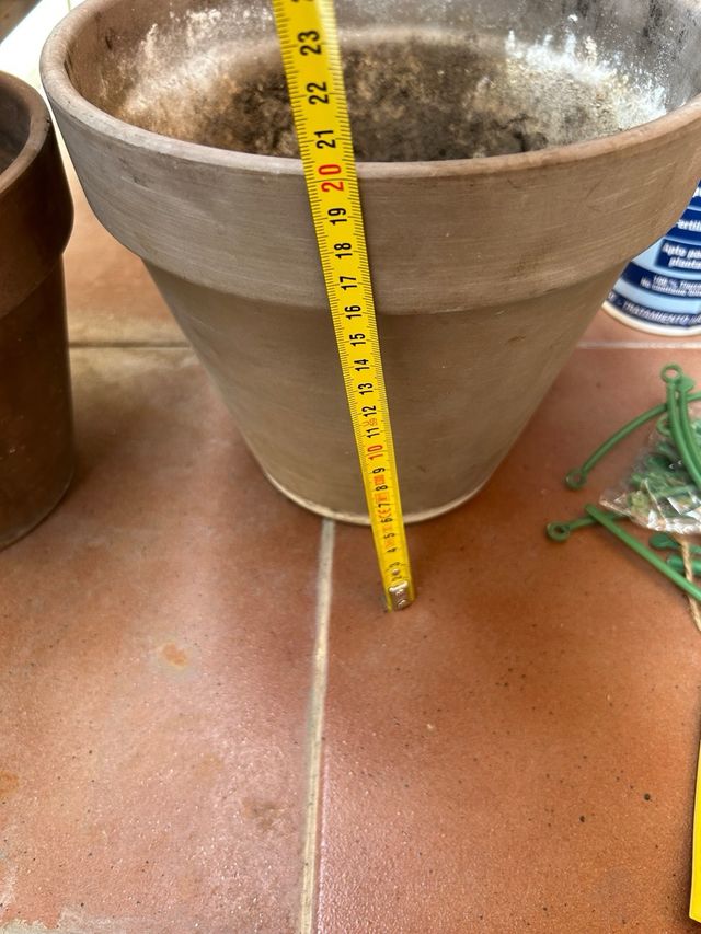 Macetero gris plástico