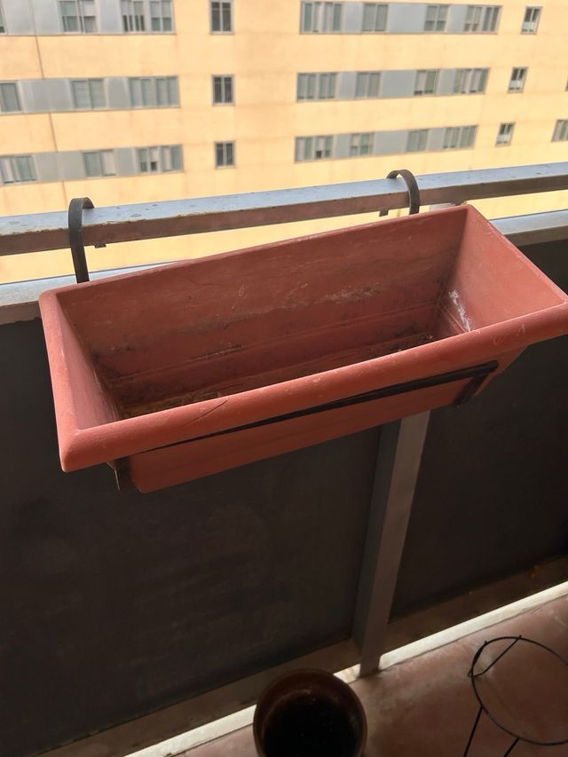 Macetero gris plástico