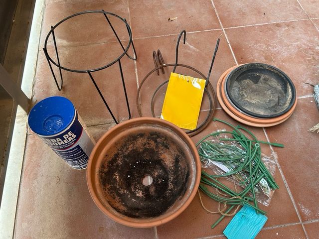 Macetero gris plástico