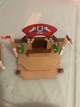 Playmobil: 2 granjas, vet y caballos