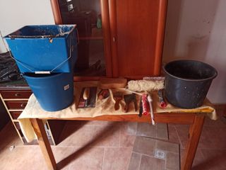 Rodillos, cubos y palustre: lote de pintura
