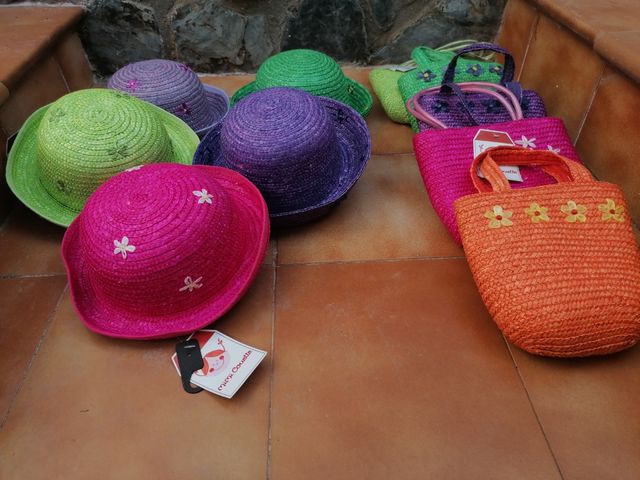 Sombreros y bolsos de niña.
