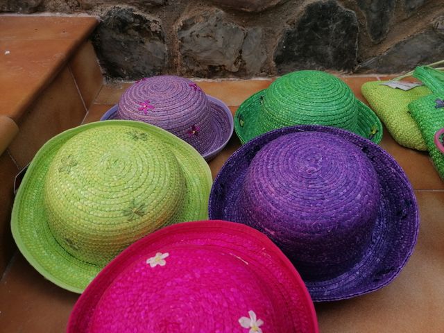Sombreros y bolsos de niña.