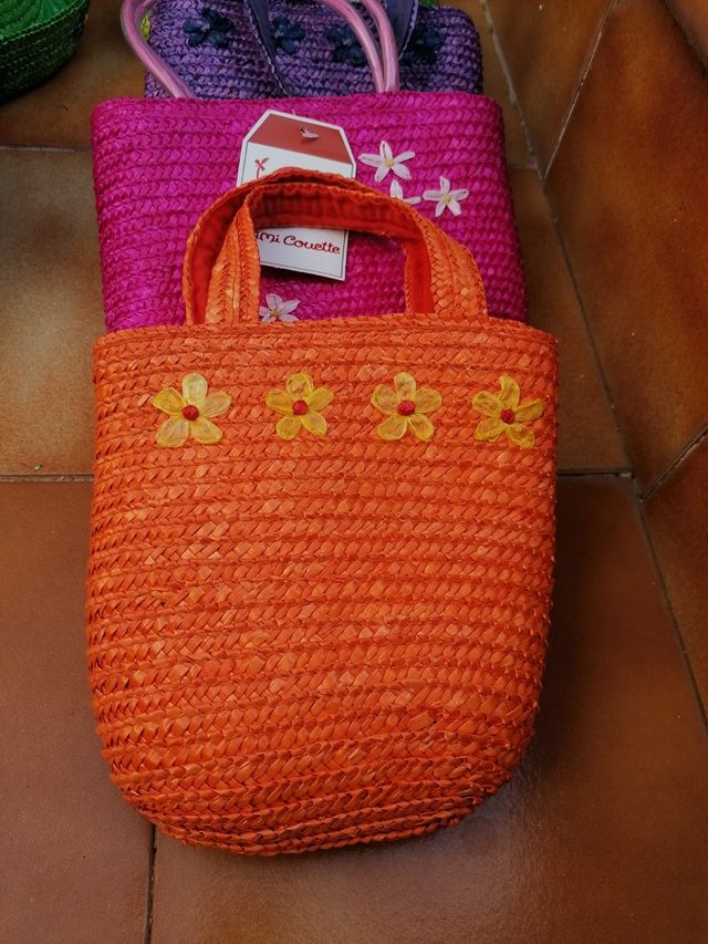 Sombreros y bolsos de niña.