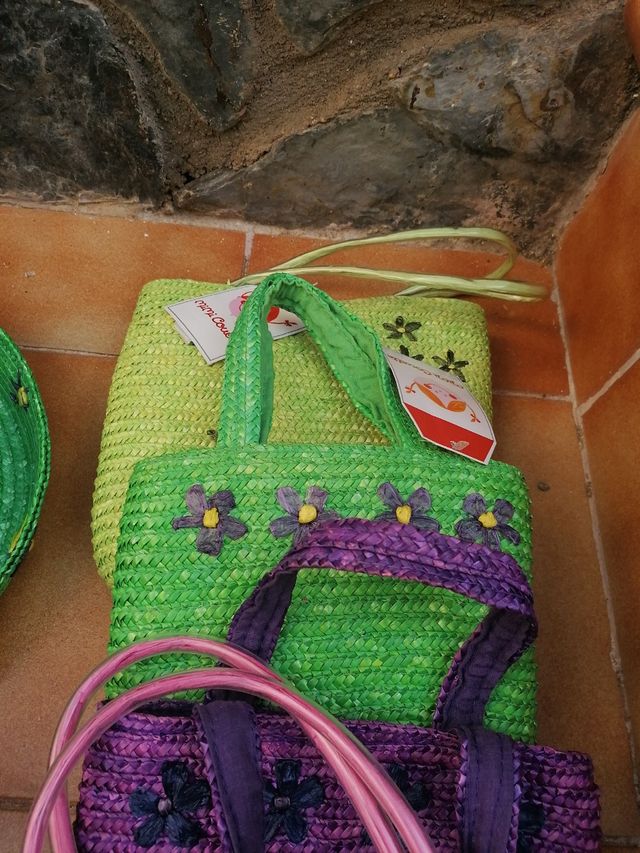 Sombreros y bolsos de niña.