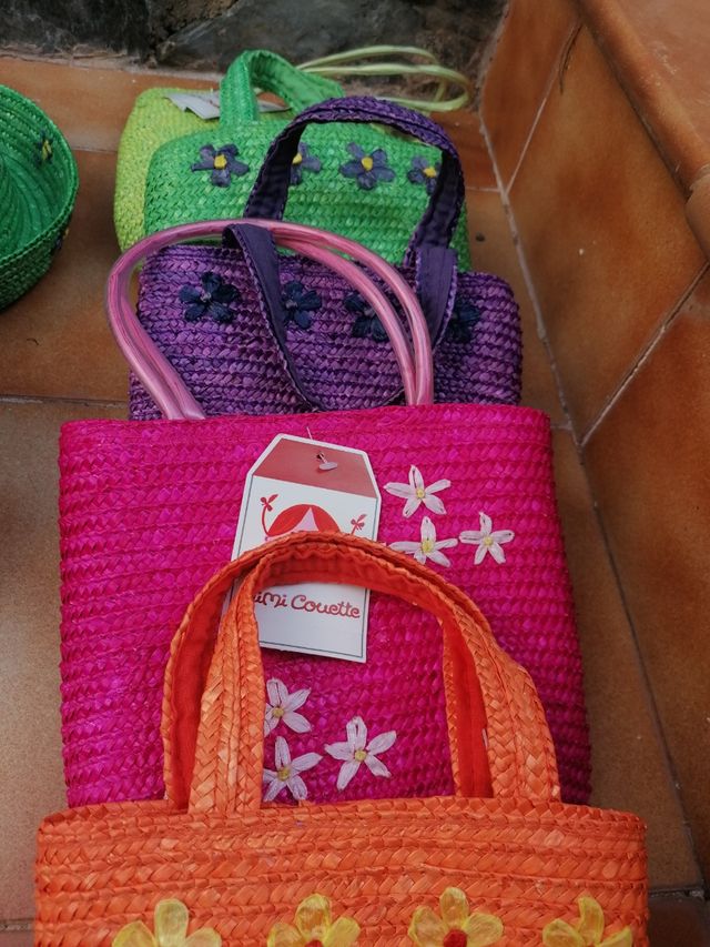 Sombreros y bolsos de niña.