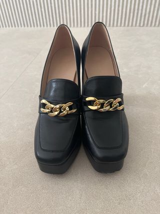 Tacones plataforma negros dorados