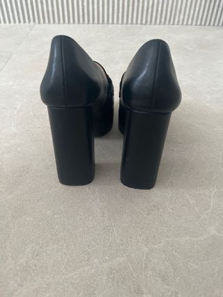 Tacones plataforma negros dorados