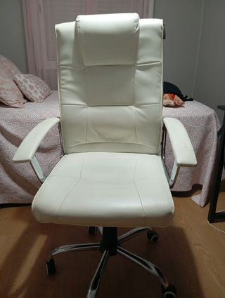 Silla escritorio blanca símil cuero.Solo un año .