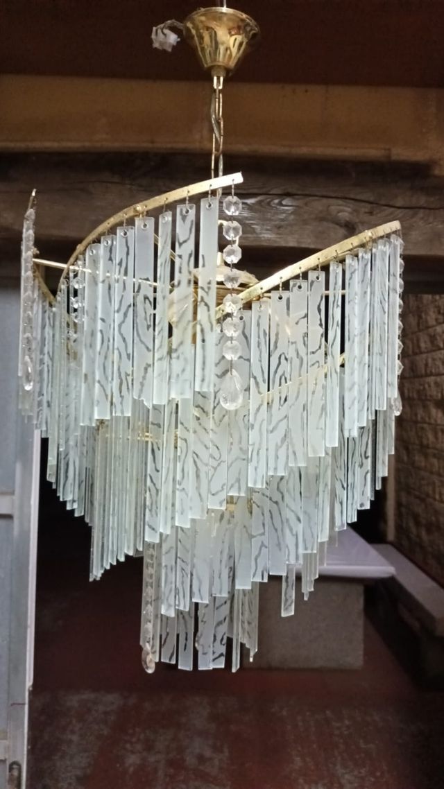 Lámpara colgante dorada con cristales