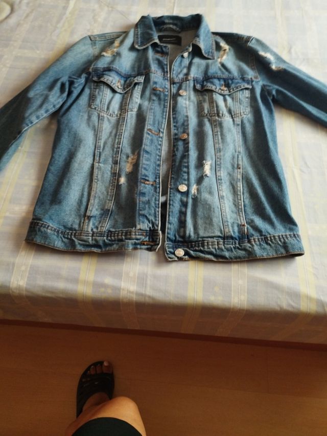 Cazadora vaquera desgastada