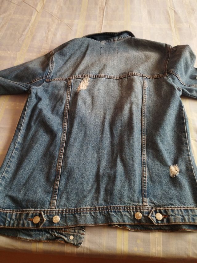 Cazadora vaquera desgastada