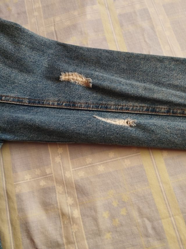 Cazadora vaquera desgastada