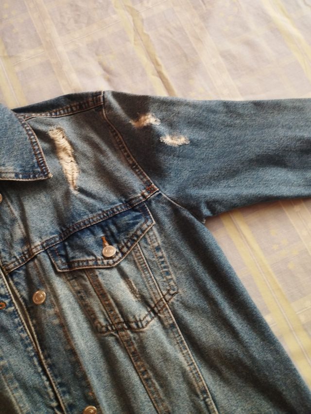 Cazadora vaquera desgastada