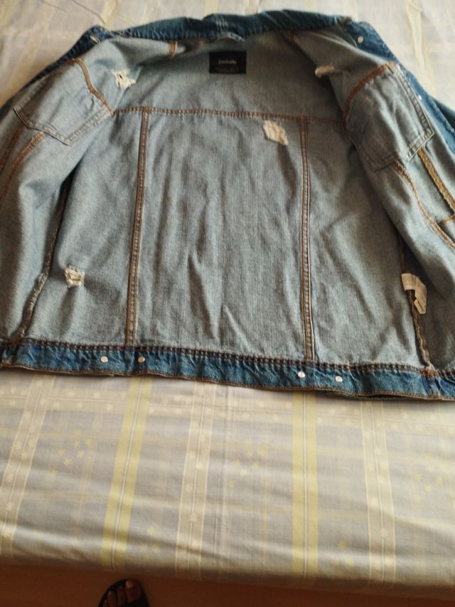 Cazadora vaquera desgastada