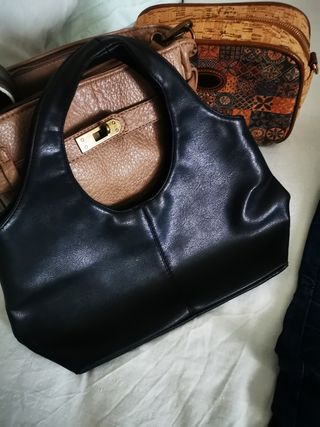 Stock borse
2 tracolla
1 a mano nera elegante 