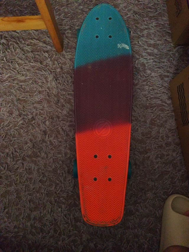 Skateboard multicolor usado