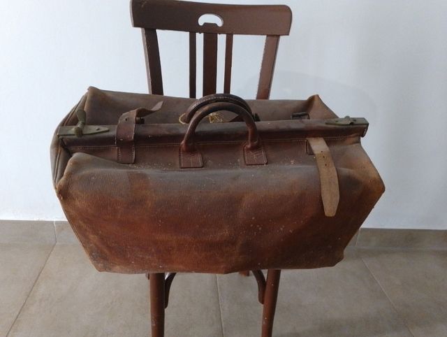 Antica custodia medica in pelle