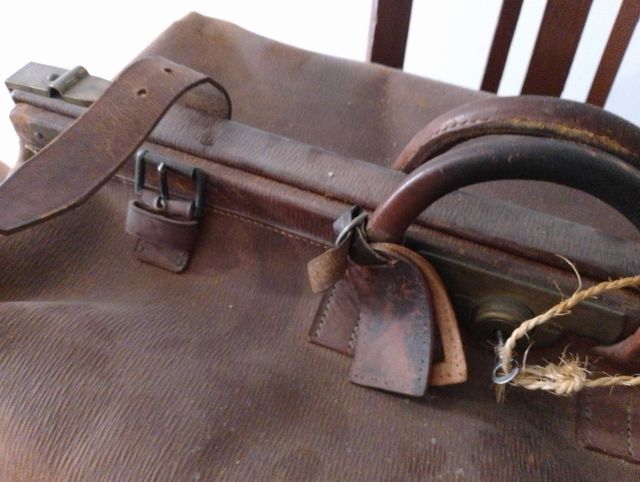 Antica custodia medica in pelle